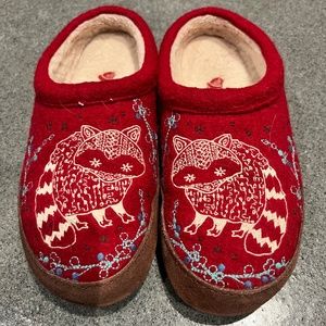 Acorn Forest Mule Slippers (Racoon), Red, size 7